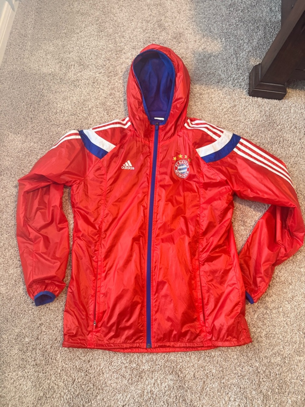 Retro Adidas men’s FC Bayern Hooded Rain Jacket with Blue Accents Medium